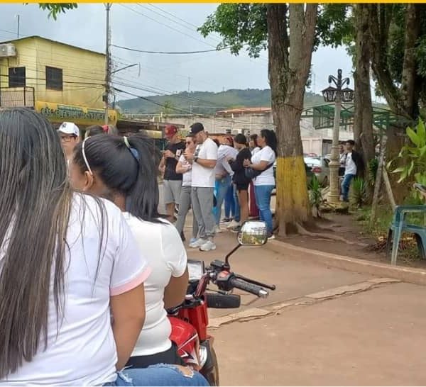 Habitantes de Santa Elena expresan descontento a viva voz, con protestas y asambleas