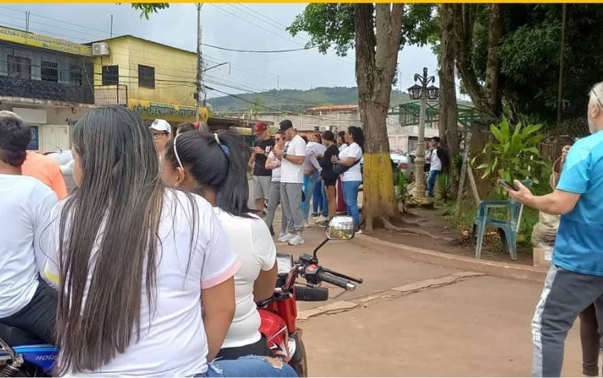 Habitantes de Santa Elena expresan descontento a viva voz, con protestas y asambleas