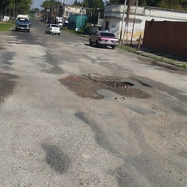 La calle Caracas cada día se llena más de huecos