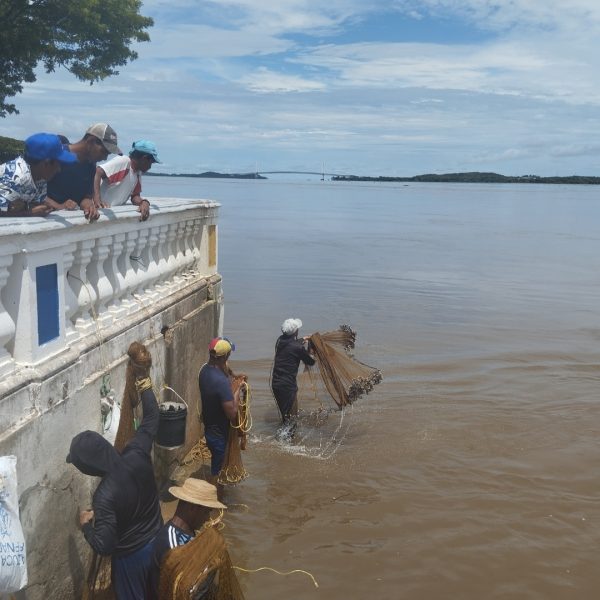 Desde el malecón de Ciudad Bolívar los pescadores dicen que este año hay pescado a granel 