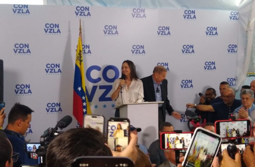 Machado insiste en la victoria electoral mientras las fuerzas armadas respaldan a Maduro