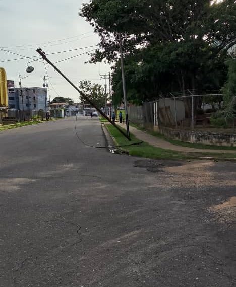 En Vista Hermosa hay un poste a punto de caerse