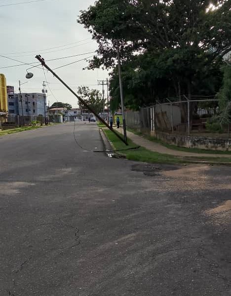 En Vista Hermosa hay un poste a punto de caerse