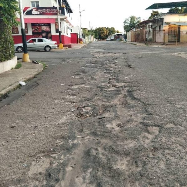 En el sector el Tanque la calle Victoria se está quedando sin asfalto