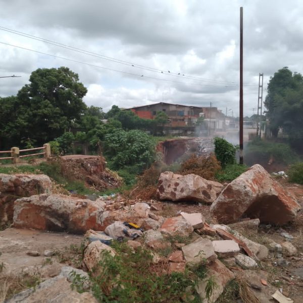 Lugar donde estuvo el puente Los Aceiticos se convirtió en un basurero