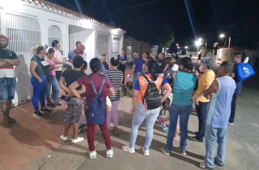 Vecinos de las Piedritas I realizan asamblea para tratar temas del Consejo  Comunal  