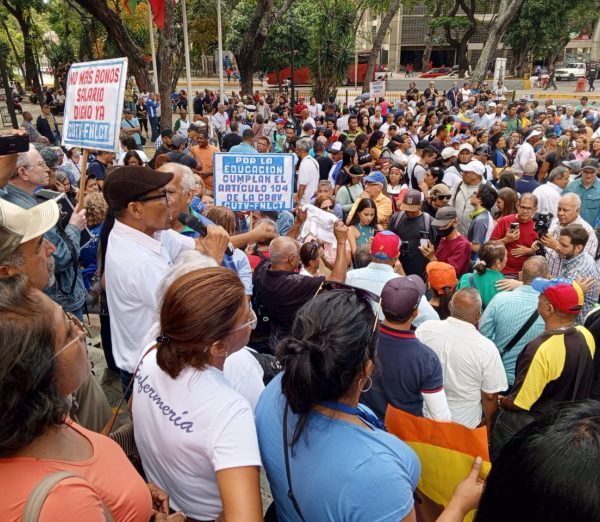 Maduro llamo Héroes de la patria a los maestros mientras protestan por los bajos salarios