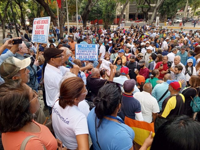 Maduro llamo Héroes de la patria a los maestros mientras protestan por los bajos salarios