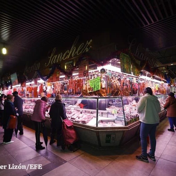 Vista general de puestos de alimentación en el Mercado Maravillas en Madrid, en una imagen de archivo. Foto: EFE/Javier Lizón