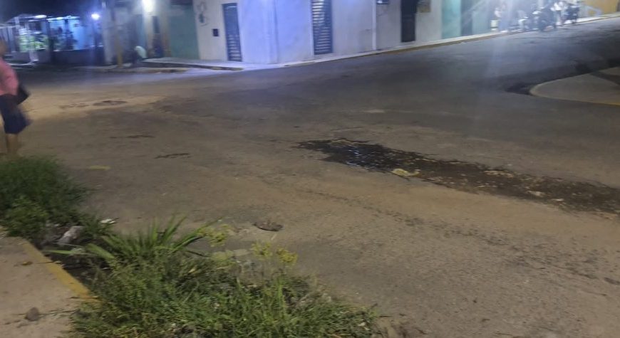 En Tumeremo: Calle Roscio con Heres está invadida por las aguas putrefactas