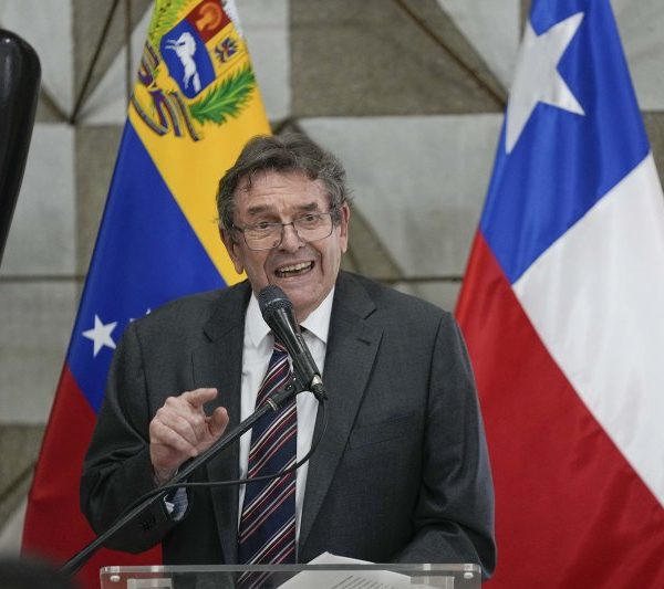 Chile retira su embajador de Venezuela