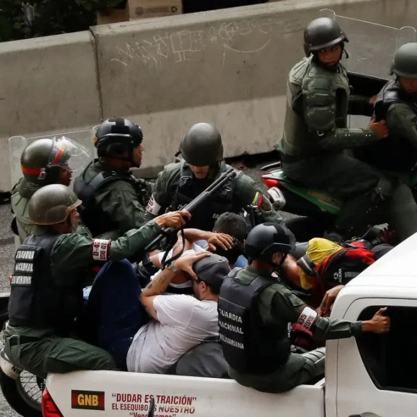Sebastiána Barráez| Mantienen presos a cientos de civiles para silenciar por qué las FARC asesinaron a 16 militares en Apure