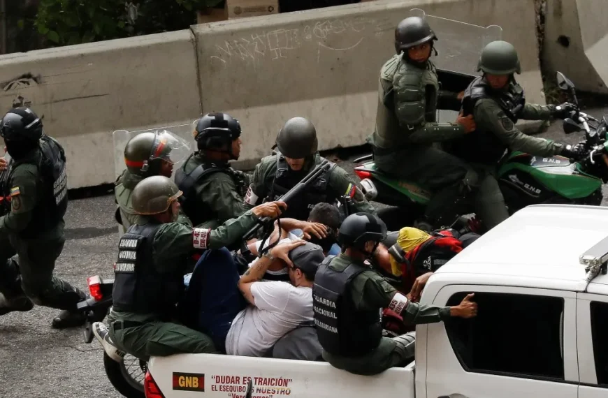Sebastiána Barráez| Mantienen presos a cientos de civiles para silenciar por qué las FARC asesinaron a 16 militares en Apure