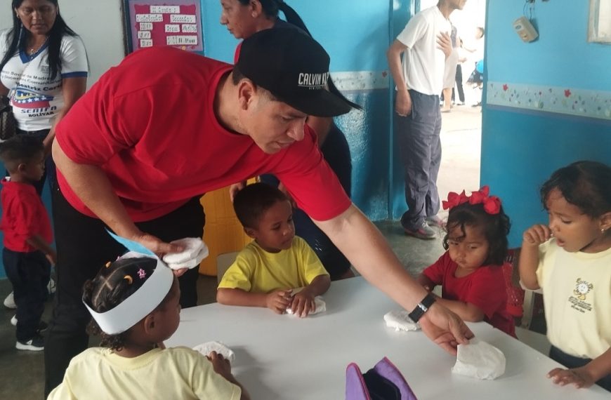 Acción social con arepitas de amor para  los niños de la EBN Rosario Guacarán de Barón