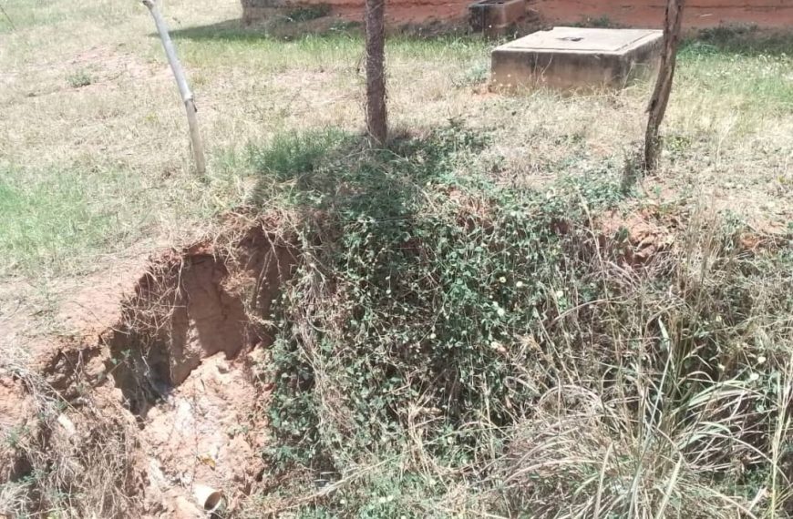 Peligran estudiantes y personal de escuela Mercedes Vargas por colapso de pozo séptico