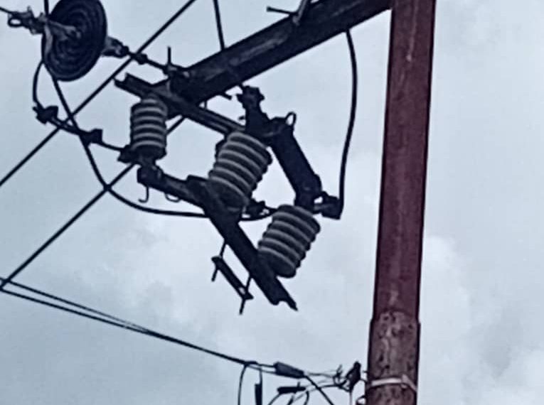 En El Perú sector IV piden a Corpoelec soluciones para una linea de electricidad de alto voltaje 