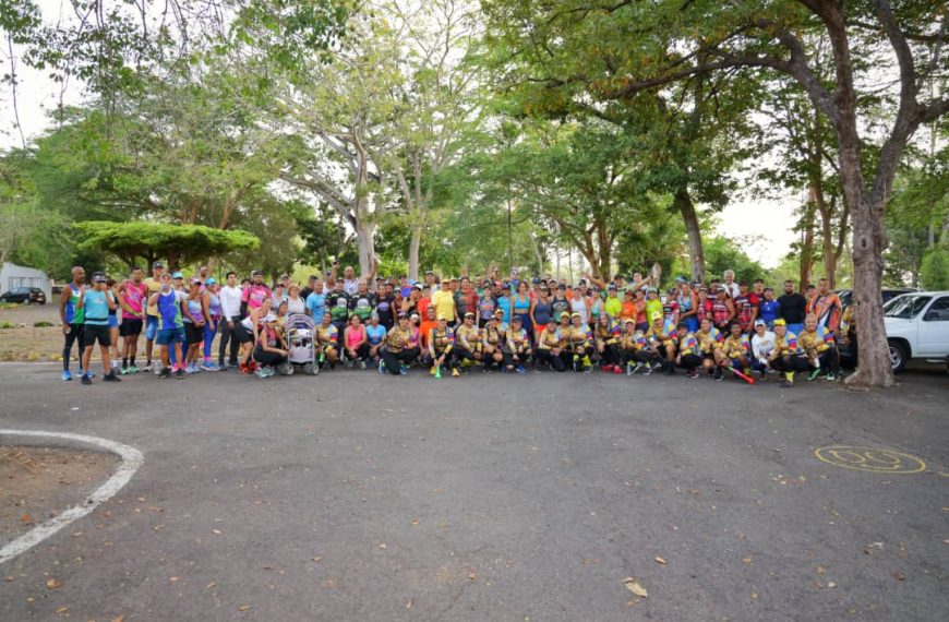 Runners recorren los senderos del Gran Parque Urbano Caroní con una caminata de bienestar integral