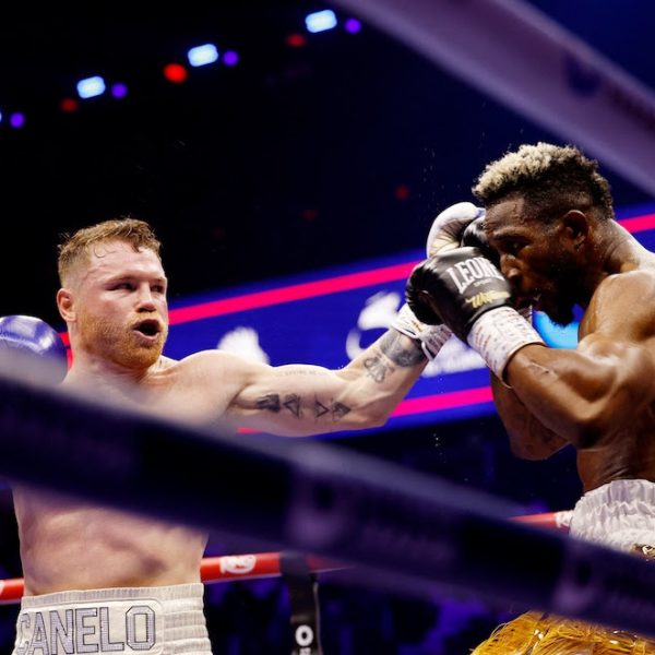 Canelo Álvarez derrota a William Scull y se convierte en doble campeón indiscutido