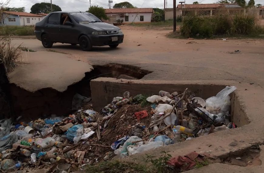En el sector Zanjonote se está desplomando la calle Los Aceites