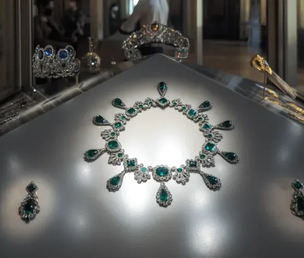 Robo histórico en el Louvre: joyas imperiales desaparecen en minutos