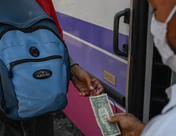 Transportistas insisten en indexar costo del pasaje al dólar
