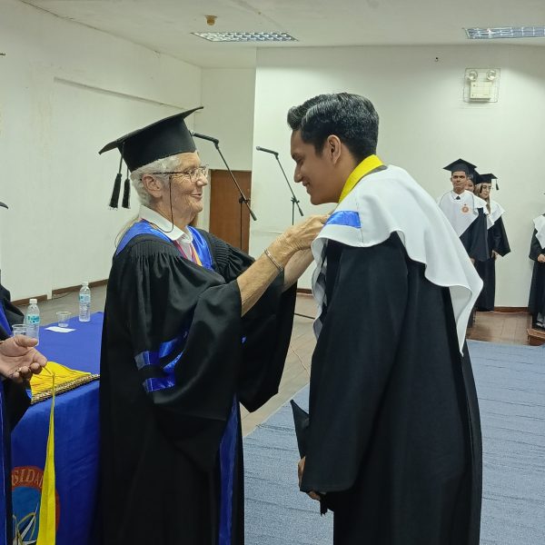 Recibieron medallas de grado103 nuevos profesionales de UDO Bolívar