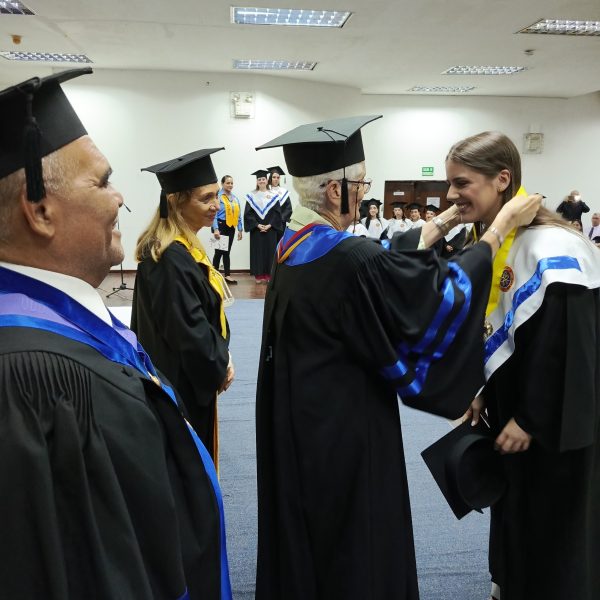 UDO Bolívar impuso medallas de grado a 235 nuevos profesionales