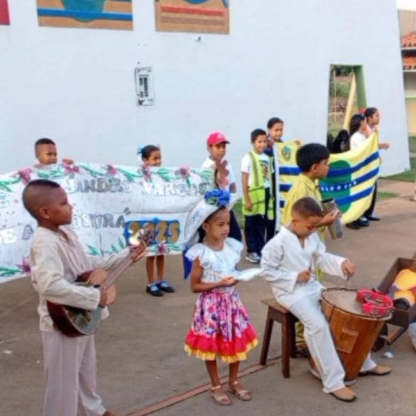 Con danza, música y teatro la EBEB Alejandro Vargas rinde homenaje al ‘Juglar de Angostura’