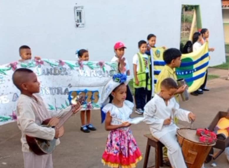 Con danza, música y teatro la EBEB Alejandro Vargas rinde homenaje al ‘Juglar de Angostura’
