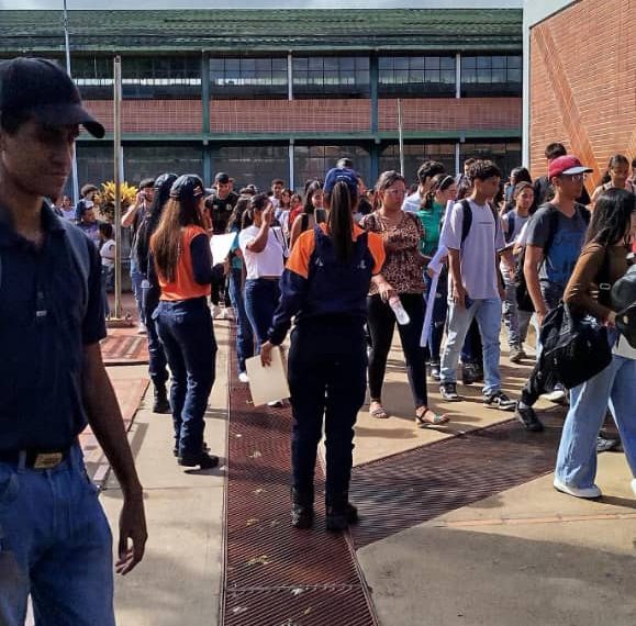 Comunidad Uneg Bolívar participa masivamente en simulacro sísmico
