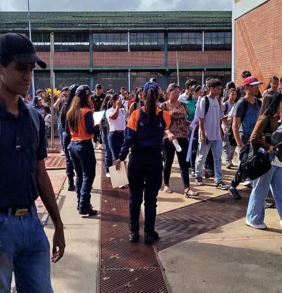 Comunidad Uneg Bolívar participa masivamente en simulacro sísmico