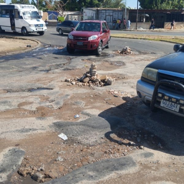 Urge atención vial en la avenida Perimetral, a la altura del final de la España