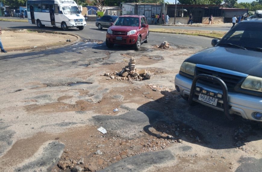 Urge atención vial en la avenida Perimetral, a la altura del final de la España