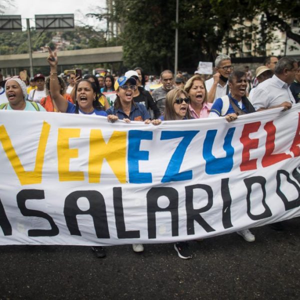 Maestros solicitan bono navideño de $400 al Gobierno