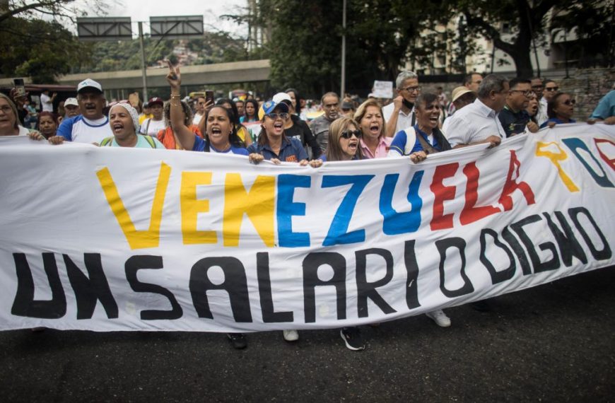 Maestros solicitan bono navideño de $400 al Gobierno