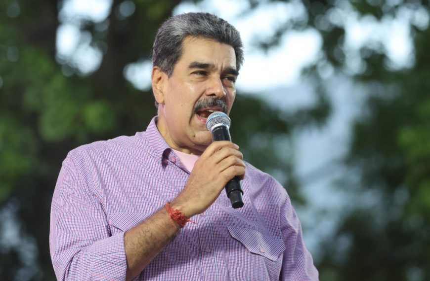 Maduro invita a votar en los cinco mil 336 circuitos comunales del país