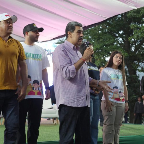 Maduro llama a la juventud a “ganar la batalla” en redes sociales