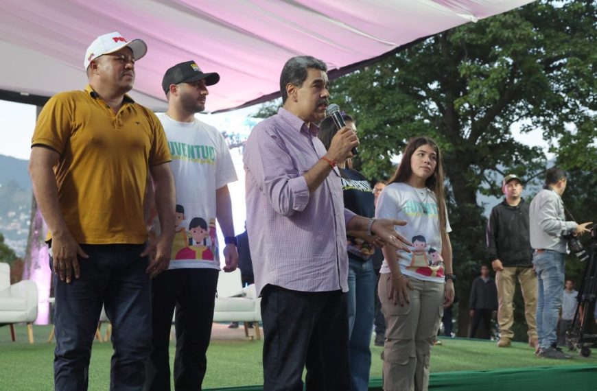 Maduro llama a la juventud a “ganar la batalla” en redes sociales