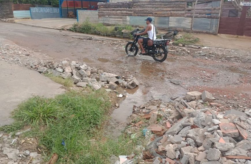 En la comunidad Villa Tablita luchan contra las aguas residuales