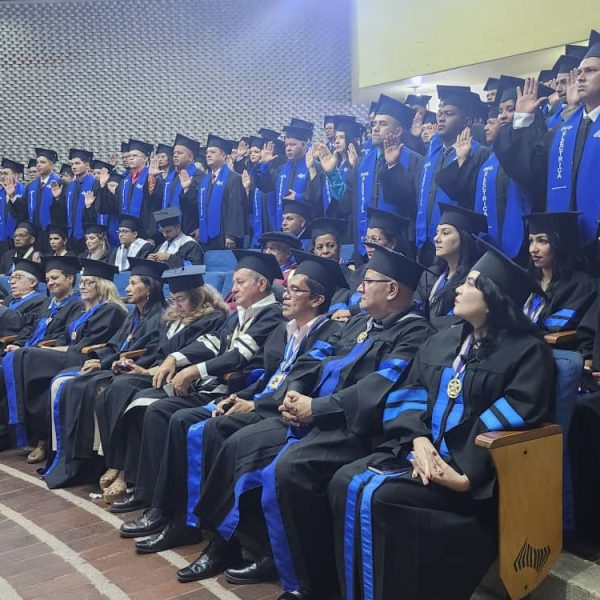 Unexpo Puerto Ordaz impuso medalla a 101 nuevos profesionales