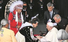 El Vaticano devuelve artefactos sagrados indígenas en Canadá