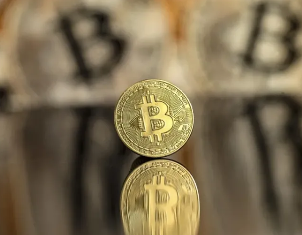 El bitcóin rebota un 10 % y roza los 70.000 dólares tras su peor caída en cinco años