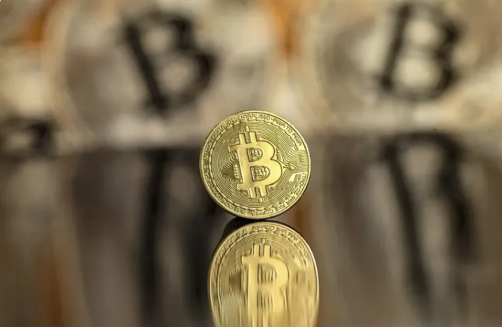 El bitcóin rebota un 10 % y roza los 70.000 dólares tras su peor caída en cinco años