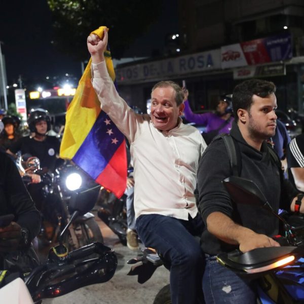 De la celda a la calle: Guanipa y Armas lideran caravana hacia El Helicoide a horas de su liberación