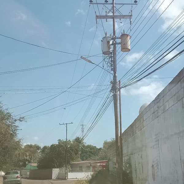 🚨 SIN LUZ : Explosión de transformador deja a oscuras a la U.E.N. Cañafistola y a vecinos del sector