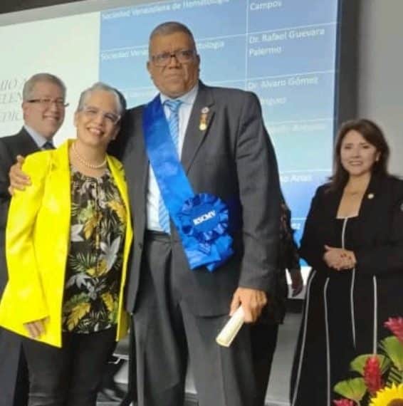 Profesor de UDO Bolívar reconocido con Premio a la Excelencia 2026 Mención Sociedad Microbiología