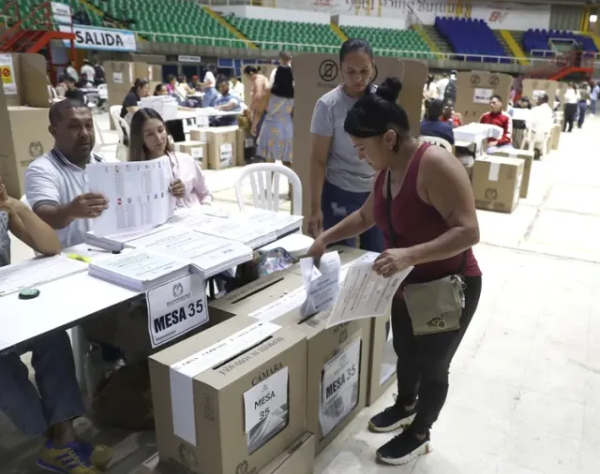 Colombia vive una jornada electoral masiva y en calma