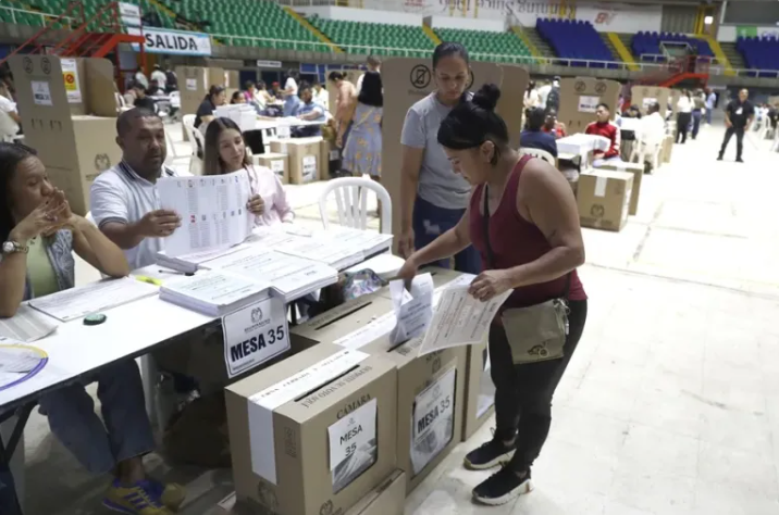 Colombia vive una jornada electoral masiva y en calma