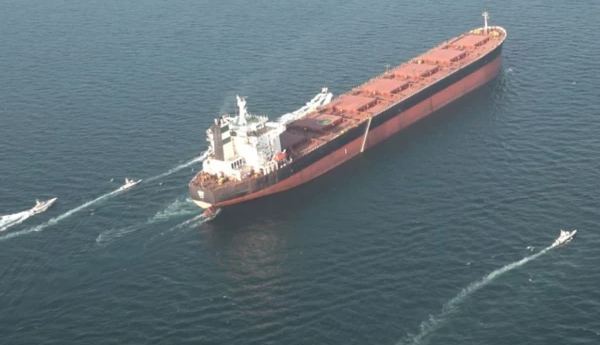 Caos en el Estrecho de Ormuz: buques bajo fuego e Irán paraliza el comercio mundial de crudo