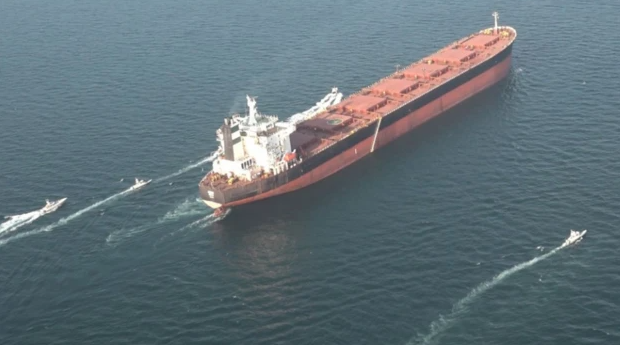 Caos en el Estrecho de Ormuz: buques bajo fuego e Irán paraliza el comercio mundial de crudo